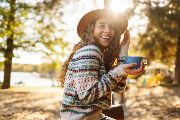 Seorang Wanita Bahagia Dengan Sweater Bergaya Duduk Bangku Sebuah Taman — Stok Foto