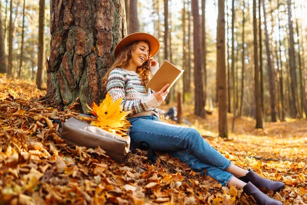 Seorang Wanita Turis Dengan Topi Duduk Hutan Musim Gugur Dengan — Stok Foto