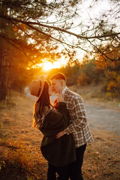 カジュアルな服を愛するカップルは 森で秋の天気を楽しんで 魔法瓶からお茶を飲んで歩いています 愛の概念 — ストック写真