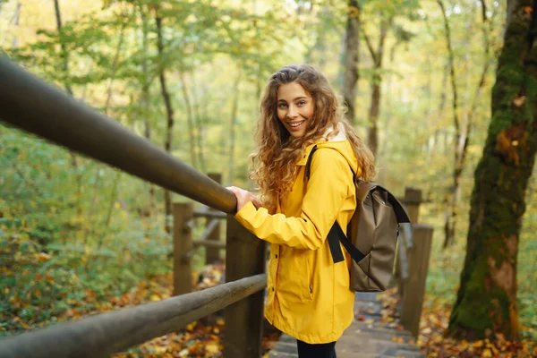 Mulher Ativa Com Mochila Gosta Caminhar Escadas Madeira Floresta Outono — Fotografia de Stock