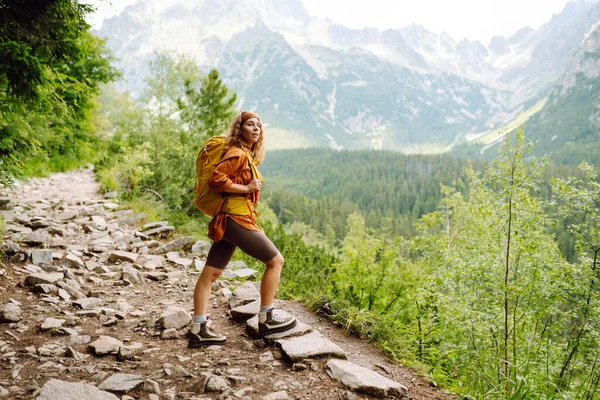Усміхнений Мандрівник Яскравим Рюкзаком Пішохідній Гірській Стежці Красива Жінка Скелі — стокове фото
