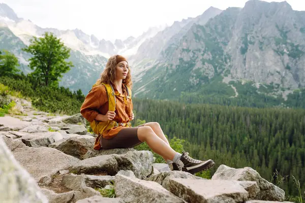 Усміхнений Мандрівник Яскравим Рюкзаком Пішохідній Гірській Стежці Красива Жінка Скелі — стокове фото