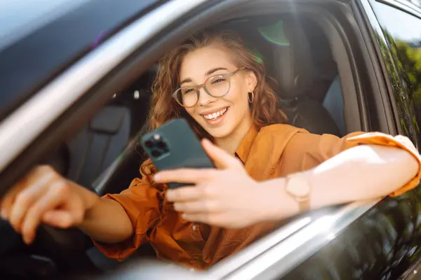Wanita Cantik Driver Dalam Mobil Dengan Telepon Tangannya Sopir Mobil — Stok Foto