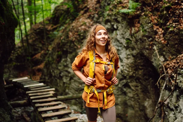Seorang Wanita Pelancong Dengan Ransel Terang Perjalanan Melalui Pegunungan Jalan — Stok Foto