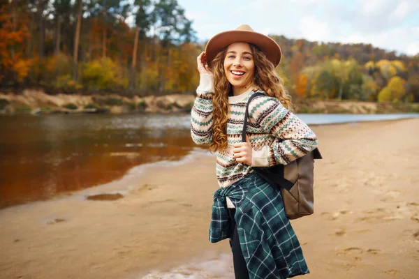 Wanita Cantik Wisatawan Menikmati Musim Gugur Hiking Sepanjang Sungai Seorang — Stok Foto