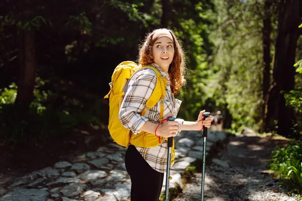 Wanita Cantik Dengan Ransel Kuning Menikmati Mendaki Jalur Gunung Sepanjang — Stok Foto