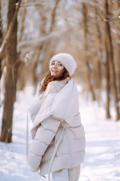 Mujer Joven Disfruta Maravillosa Atmósfera Invernal Bosque Mujer Pie Entre —  Fotos de Stock