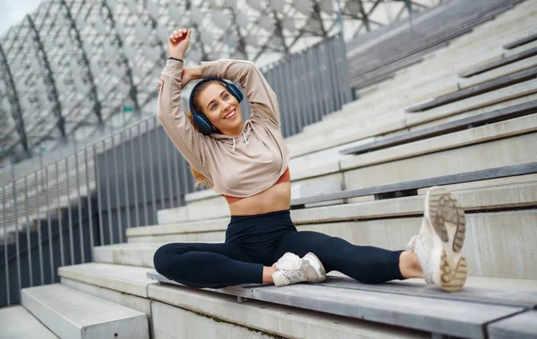 Wanita Atletik Yang Cantik Melakukan Latihan Olahraga Jalan Suasana Hati — Stok Foto