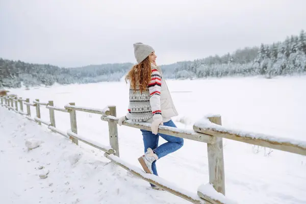 Leende Kvinna Går Nära Vintersjö Hon Njuter Det Vackra Vintervädret — Stockfoto