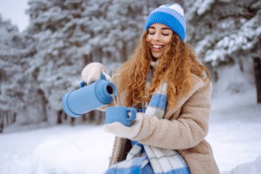 Bir Noel ağacının arka planında kalp şeklinde el ele tutuşan genç bir kadın. Güzel bir kadın Noel 'de panayırda dolaşıyor..