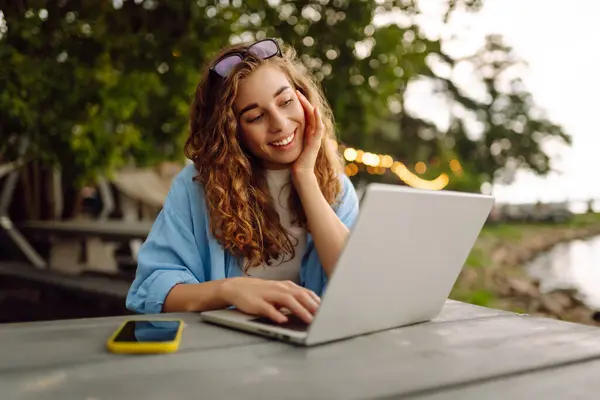 Wanita Bahagia Dengan Pakaian Biasa Bekerja Pada Laptop Sebuah Kafe — Stok Foto