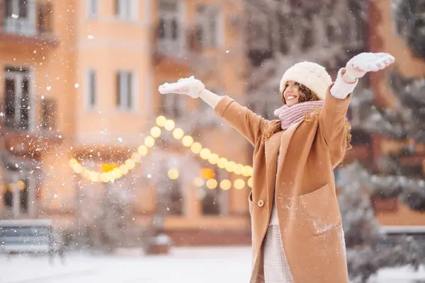 Glückliche Frau Winterkleidung Spaziert Über Den Weihnachtsmarkt Lockenhaarige Frau Genießt — Stockfoto
