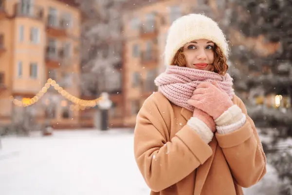穿着冬衣的快乐女人走在圣诞市场上 卷曲的头发的女人在雪城的街道上享受寒假 点亮四周 — 图库照片
