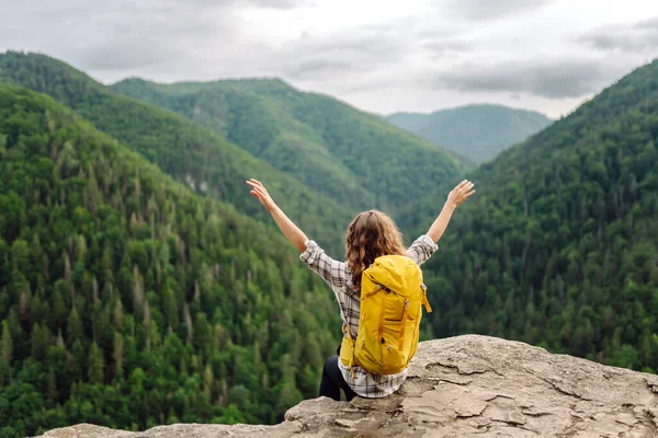Seorang Wanita Aktif Dengan Ransel Kuning Melakukan Perjalanan Melalui Pegunungan — Stok Foto