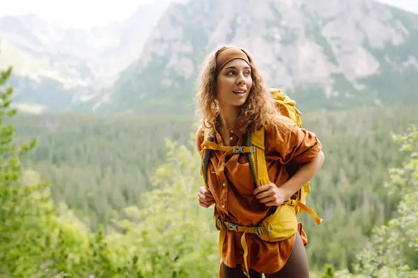 Musafir Muda Dengan Ransel Kuning Tebing Menikmati Pemandangan Gunung Konsep — Stok Foto