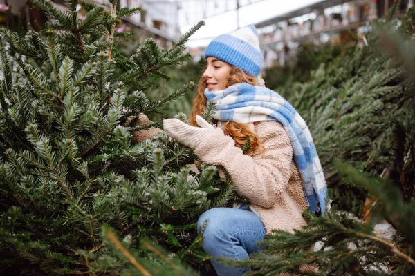 Una Giovane Donna Sorridente Sceglie Albero Natale Comprare Donna Felice — Foto Stock