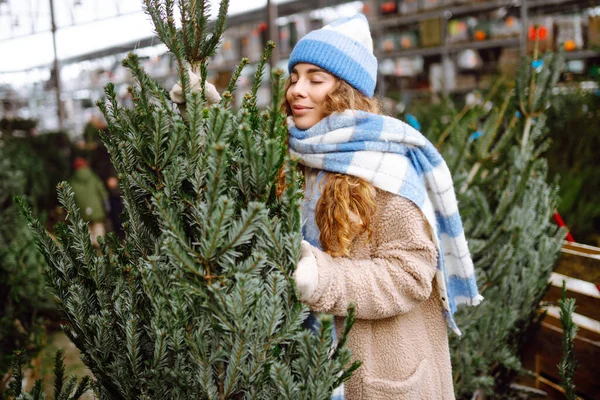 Una Giovane Donna Sorridente Sceglie Albero Natale Comprare Donna Felice — Foto Stock