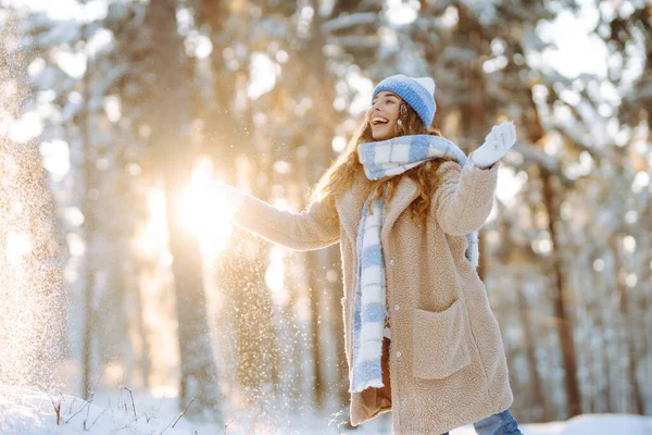 Jugando Con Nieve Hermosa Mujer Sombrero Bufanda Jugando Con Nieve —  Fotos de Stock