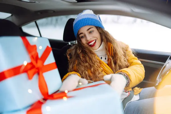 Une Belle Femme Conduisant Une Voiture Porte Les Cadeaux Nouvel — Photo