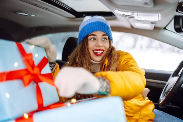 Une Belle Femme Conduisant Une Voiture Porte Les Cadeaux Nouvel — Photo