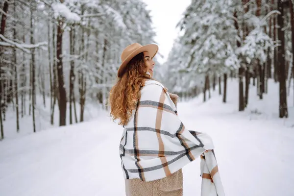 Lycklig Kvinna Bland Snöiga Träd Vinterskogen Njuter Den Första Snön — Stockfoto