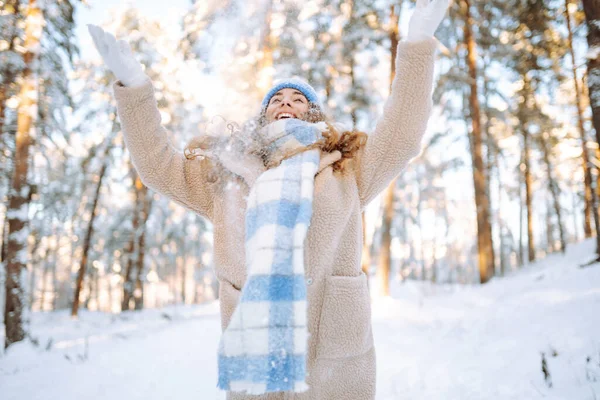 Ung Kvinna Kastar Snö Porträtt Lycklig Kvinna Som Leker Med — Stockfoto