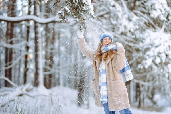 Молода Жінка Викидає Сніг Портрет Щасливої Жінки Яка Грає Снігом — стокове фото