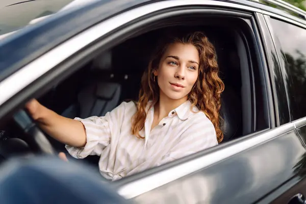 Wanita Yang Tersenyum Mengendarai Mobilnya Potret Seorang Wanita Bergaya Dengan — Stok Foto