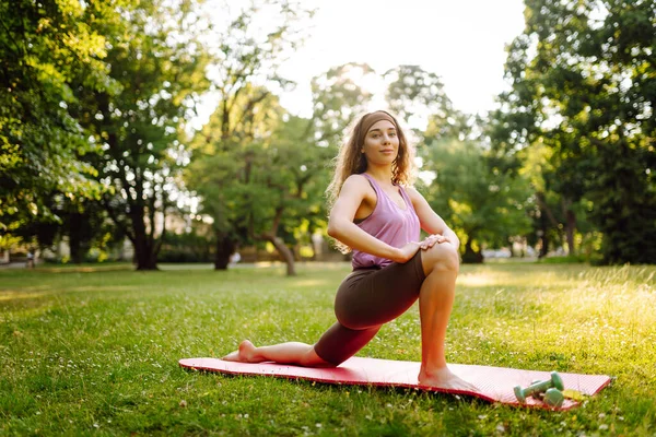 Wanita Muda Melakukan Yoga Peregangan Taman Wanita Cantik Dalam Pakaian — Stok Foto