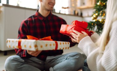 Noel ağacının yanında birbirine aşık güzel bir çift, hediye alışverişini kutluyorlar, birlikte vakit geçiriyorlar. Tatil kavramı.