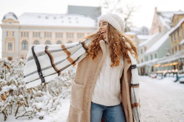 Mutlu bir kadın kışın soğuk bir sabahta karlı bir sokakta eğleniyor. Genç bir kadın bir kış günü şehirde yürür. Yürüyüş kavramı, hafta sonları.