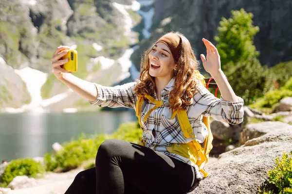 Penjelajah Wanita Yang Bahagia Dengan Tas Kuning Dan Ponsel Tangannya — Stok Foto