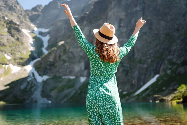 Wanita Cantik Dengan Gaun Dan Topi Danau Pegunungan Tinggi Menikmati — Stok Foto