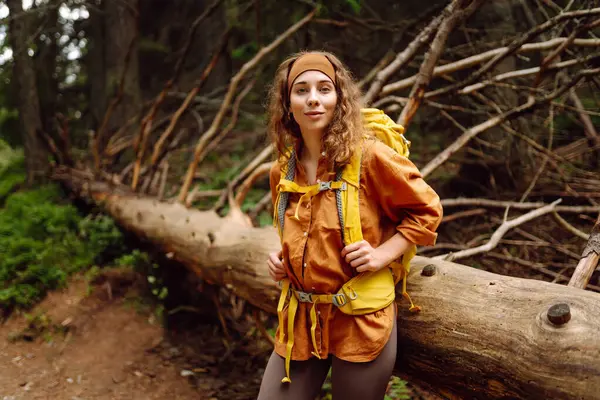 Усміхнена Жінка Подорожує Лісовою Стежкою Горах Тлі Природи Молода Жінка — стокове фото