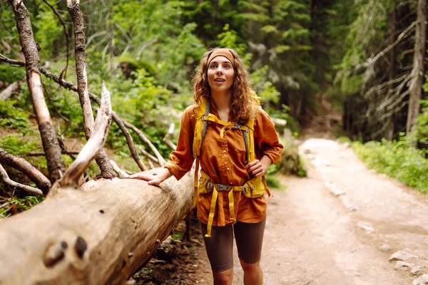 Усміхнена Жінка Подорожує Лісовою Стежкою Горах Тлі Природи Молода Жінка — стокове фото