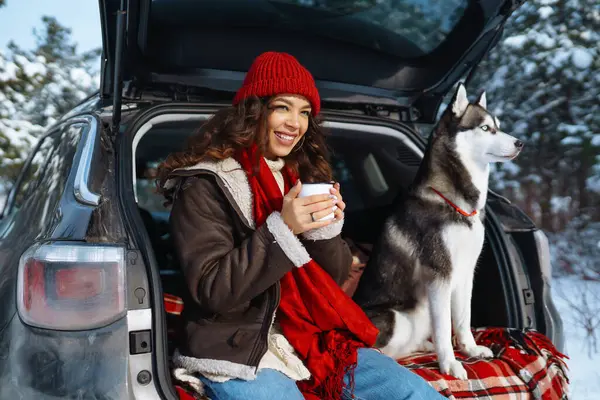 Kış Tatilinde Arabayla Seyahat Ederken Köpeğiyle Karlı Bir Yolda Bir — Stok fotoğraf