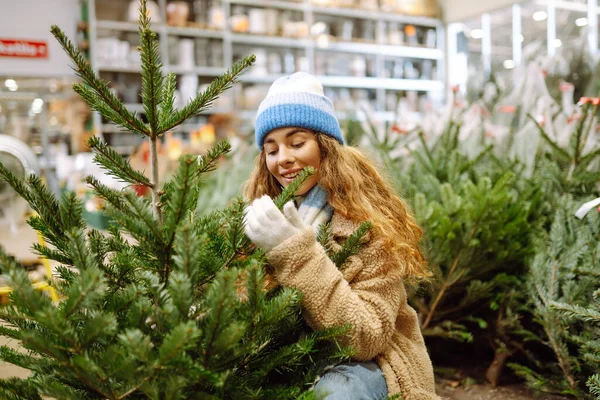 Una Giovane Donna Compra Albero Natale Una Donna Con Cappello — Foto Stock