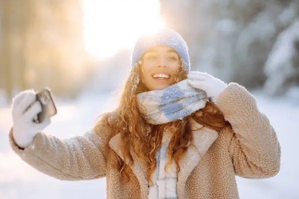 Mujer Feliz Con Sombrero Brillante Una Bufanda Con Teléfono Sus —  Fotos de Stock