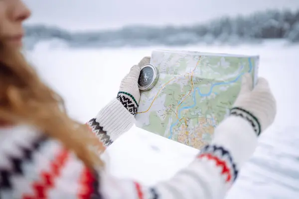 Lockig Ung Kvinna Som Står Naturen Med Karta Och Kompass — Stockfoto