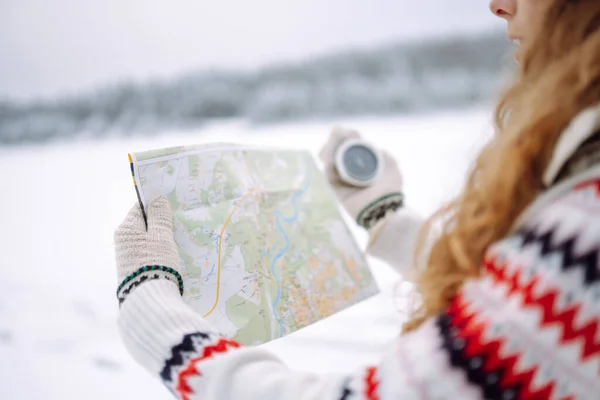 Lockig Ung Kvinna Som Står Naturen Med Karta Och Kompass — Stockfoto