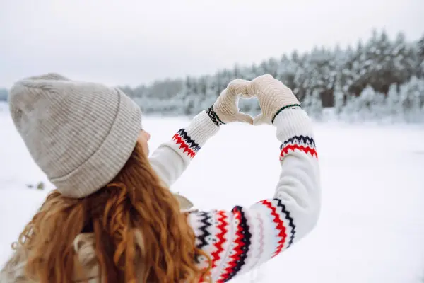 Kvinnors Händer Vantar Symboliserar Ett Hjärta Mot Bakgrund Ett Vinterlandskap — Stockfoto