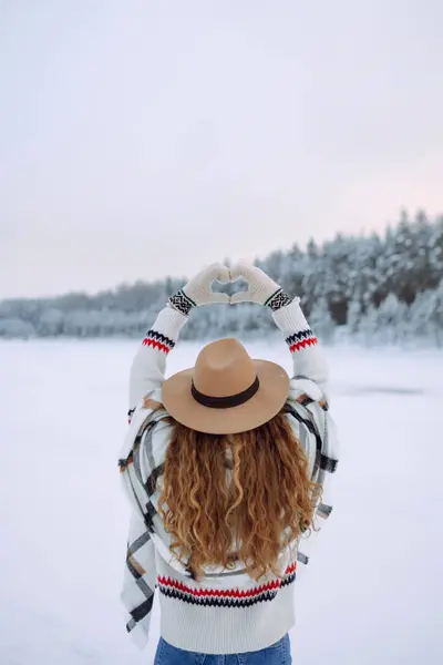 Kvinnors Händer Vantar Symboliserar Ett Hjärta Mot Bakgrund Ett Vinterlandskap — Stockfoto