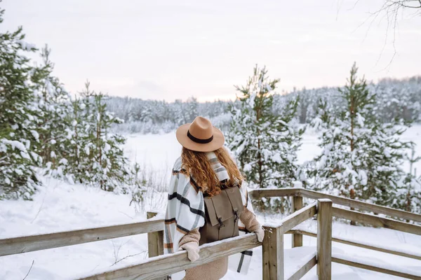 Kvinnlig Resenär Hatt Med Ryggsäck Trästege Ung Kvinna Njuter Vintern — Stockfoto