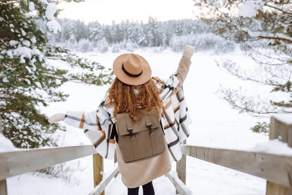 Kvinnlig Resenär Hatt Med Ryggsäck Trästege Ung Kvinna Njuter Vintern — Stockfoto