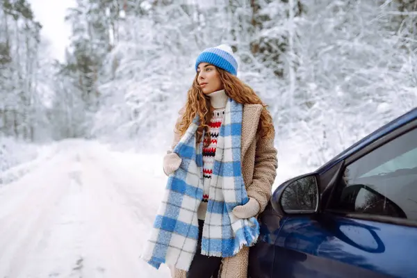 ⬇ Скачать Картинки Девушка Авто Зима, Стоковые Фото Девушка Авто.