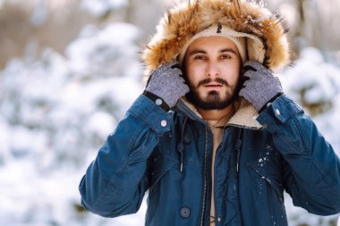 Neşeli adam soğuk karlı bir günün tadını çıkarıyor. Tarz sahibi bir adam dışarıda vakit geçirir. Sezon, Noel, seyahat.