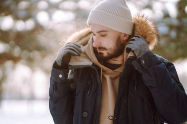 Neşeli adam soğuk karlı bir günün tadını çıkarıyor. Tarz sahibi bir adam dışarıda vakit geçirir. Sezon, Noel, seyahat.