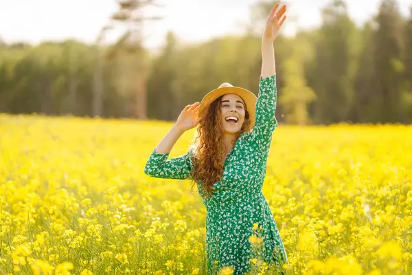 Wanita Muda Berjalan Melalui Ladang Berbunga Lembut Menyentuh Bunga Kuning — Stok Foto