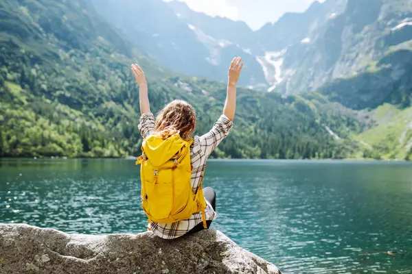 Wanita Muda Pelancong Dengan Ransel Hiking Terang Danau Gunung Tinggi — Stok Foto