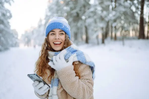 Una Joven Parque Cubierto Nieve Con Teléfono Sus Manos Comunica —  Fotos de Stock